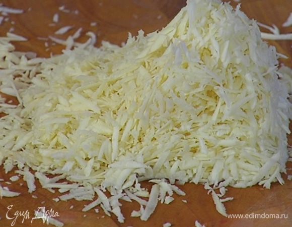 Пастернак почистить и натереть на крупной терке.