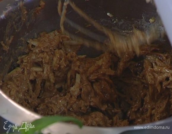 Приготовить тесто: в чаше комбайна соединить натертый пастернак, муку, сахар, яйца, корицу, разрыхлитель, имбирь, пудру ванили, мускатный орех, соль, добавить 100 г предварительно размягченного сливочного масла и растительное масло и вымешать все на медленной скорости.