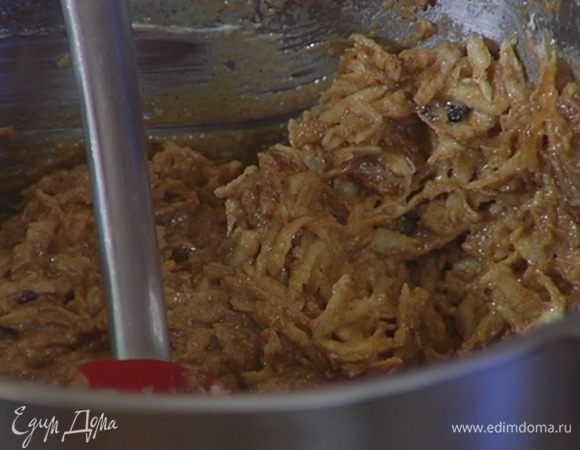 Не выключая комбайна, влить молоко, затем добавить целые орехи и вымешать еще немного.