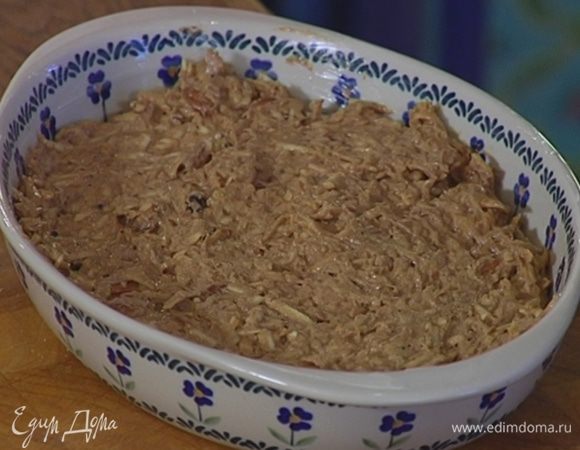 Керамическую форму для выпечки смазать оставшимся сливочным маслом, выложить тесто и разровнять его.