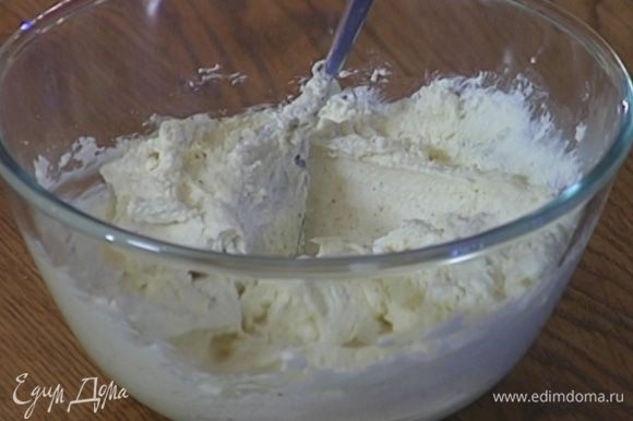 Приготовить крем: сливочный сыр перемешать с сахарной и ванильной пудрой и отправить ненадолго в холодильник.