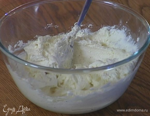 Приготовить крем: сливочный сыр перемешать с сахарной и ванильной пудрой и отправить ненадолго в холодильник.