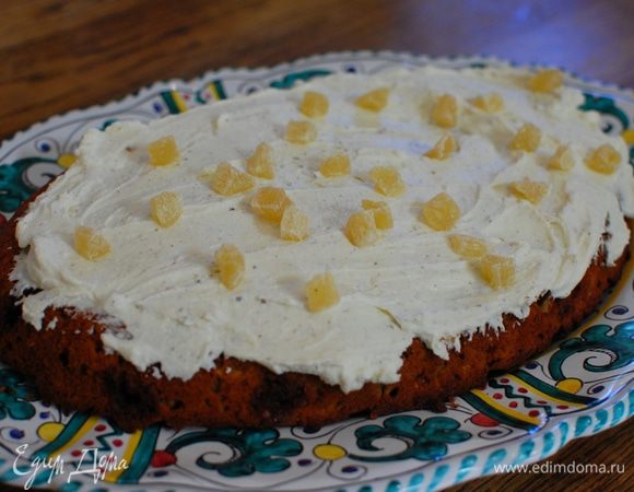 Остывший пирог смазать кремом и украсить имбирными цукатами.