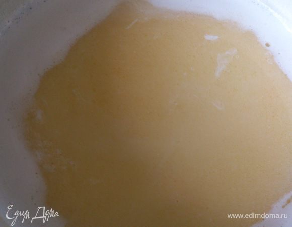 Молоко со сливочным маслом растопить и довести почти до кипения. Снять с огня.