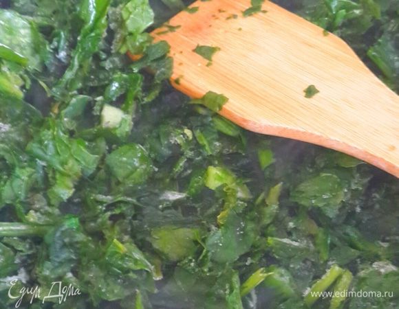 На сковородку наливаем масло. Выкладываем шпинат и лук и жарим до готовности. Посыпаем чесночной солью. 