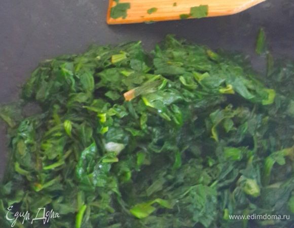 Шпинат хорошо ужаривается.  Оставляем его остывать.