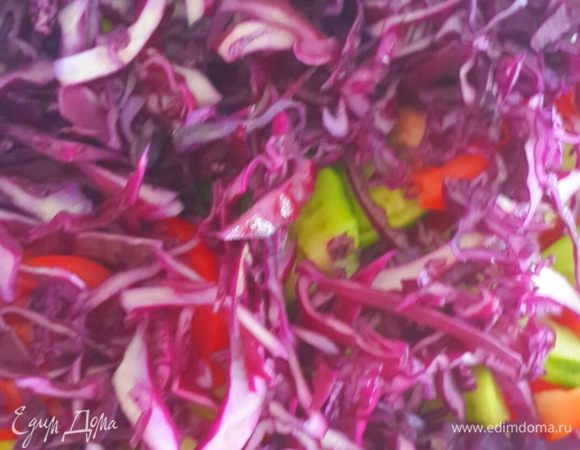 Очищаем от кожуры огурцы и режим соломкой. Шинкуем капусту.