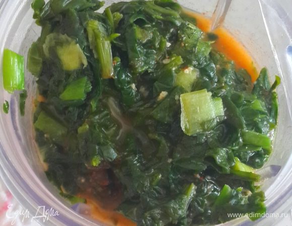 Выкладываем наш шпинат в блендер, добавляем орехи и оливковое масло. Пюрируем.