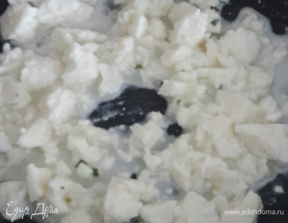 На эту же сковородку кладем сыр и жарим.