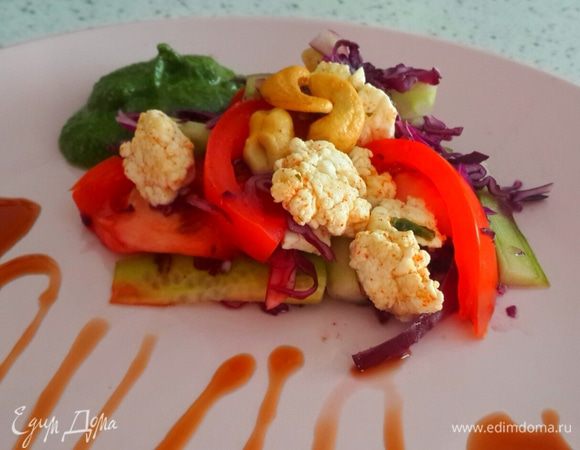 Выкладываем салад горкой. Украшаем орехами. Сбоку кладем соус.