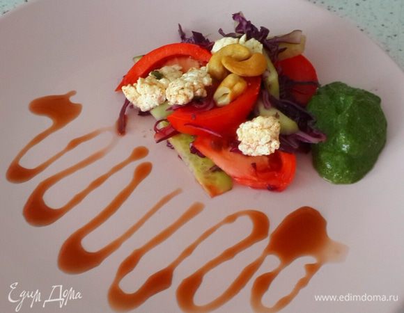 Украшаем тарелку гранатовым сиропом.