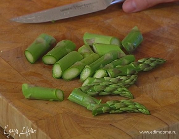 У спаржи удалить грубые черенки, стебли разрезать на 4 части.