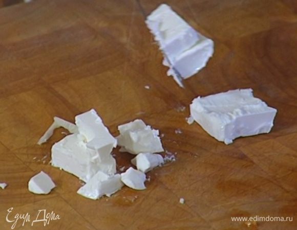 Фету порезать небольшими кусочками.