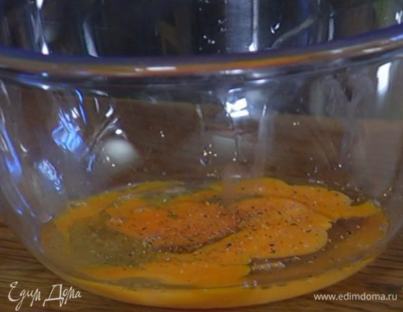 Яйца разбить, посолить, поперчить и перемешать.