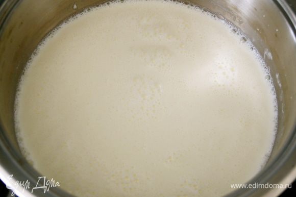 Духовку включить разогреваться на 170 С. В кастрюльку с тяжелым дном влить цельное молоко и сливки (жирностью 35%). Нагреть, но не дать закипеть.