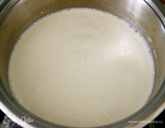 Духовку включить разогреваться на 170 С. 
В кастрюльку с тяжелым дном влить цельное молоко и сливки (жирностью 35%). Нагреть, но не дать закипеть. 