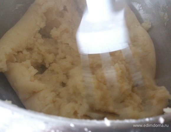 Всыпать 150 г муки и смешать. Мука должна завариться. Остудить до 40С.