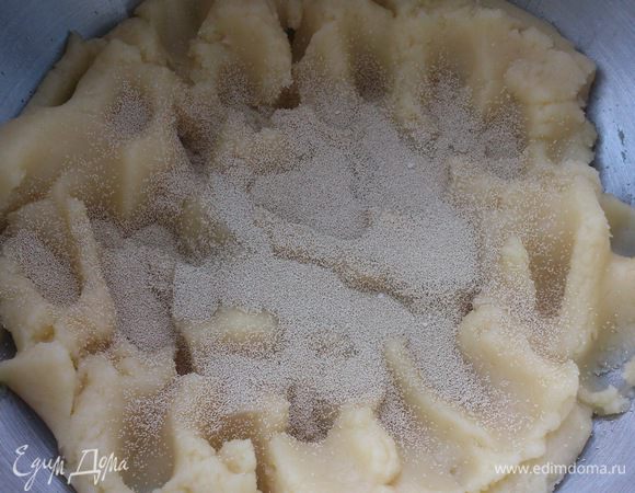 Всыпать дрожжи и хорошо размешать. Накрыть полотенцем и поставить в теплое место на 1 час.