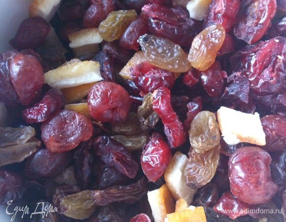 Цукаты залить ромом или коньяком.