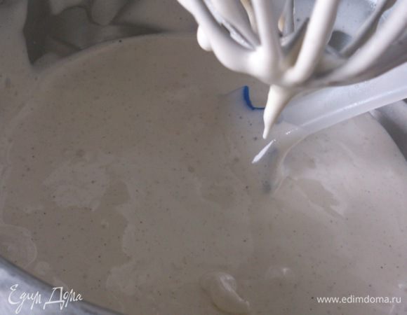 Яйца взбить с сахаром до густой белой массы, добавить ваниль.