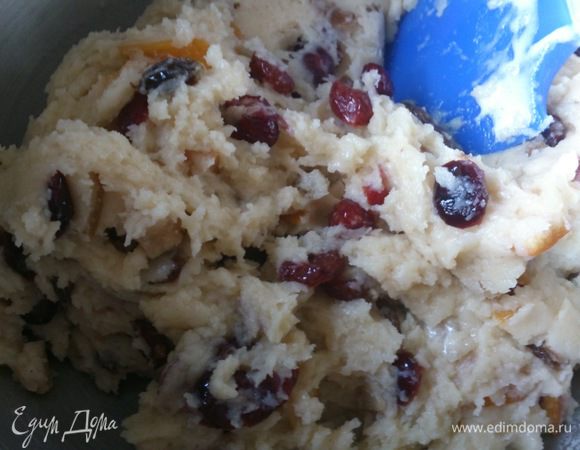 В подошедшую опару добавляем цукаты.