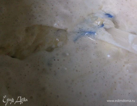 И аккуратно вмешиваем яйца.