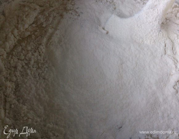 Постепенно вводим муку, при этом хорошо размешивая.