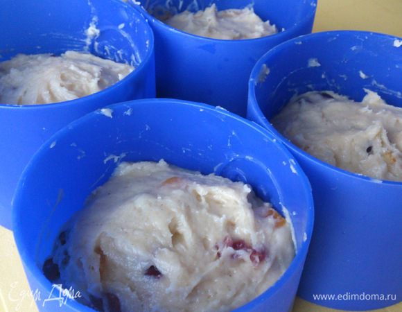 Выложить в смазанные сливочным маслом формочки и сразу же выпекать в разогретой до 180С духовке. Для средней формы у меня ушло 45 минут, для большой - 1 час.