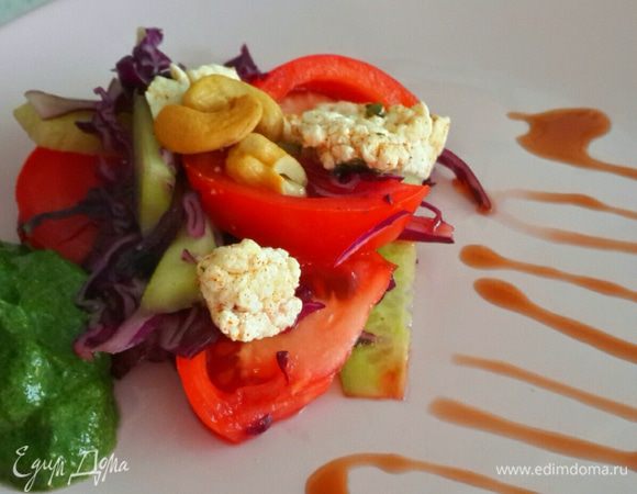 По вкусу..... сыр очень пряный и пикантный. Соус маслянистый и густой. Овощи нейтральные. Конечно солирует сыр. Орешки сливочные просто...у меня были жаренные и подсоленные. И они очень умесно завершили композицию. Я ела салат как бы макая овощи в соус, а муж все перкмешал. Приятного аппетита!!