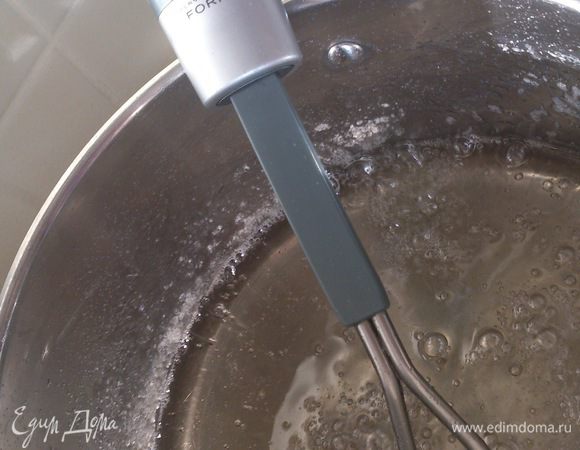 Для помады сварить сахарный сироп до мягкого шарика или 113С, если есть термометр. Остудить массу и миксером взбить до получения белой гладкой помады. Можно просто растирать лопаткой, тогда процесс займет немного больше времени. Покрывать куличи нужно очень быстро, потому, что помада застывает. Но ее можно подогревать периодически на водяной бане. Маленький совет - если помада получилась слишком густой, то добавьте немного теплой воды, а если слишком жидкой - сахарной пудры. Эта помада может храниться в холодильнике, просто перед покрытием ее нужно разогреть. Идеально подходит для глазирования кексов, а можно и просто с оладушками!