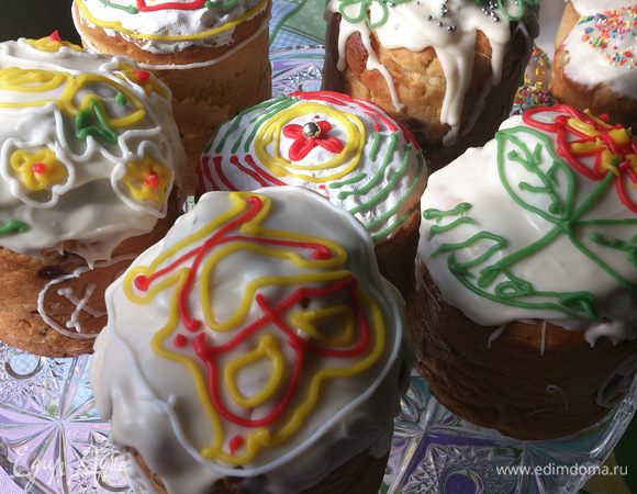 Полить куличи помадой и украсить по своему желанию. Если вам не нравится толстый слой помаду, то куличи лучше не поливать, а обмакивать в нее. У меня такие куличи на фото на заднем плане, которые просто посыпаны карамелью.