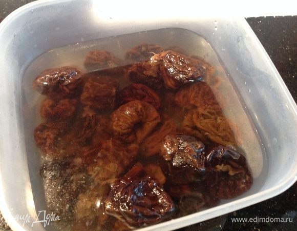 Чернослив замочить в горячей воде с 1 пакетиком ванильного сахара. Духовку нагреть до 200 градусов.