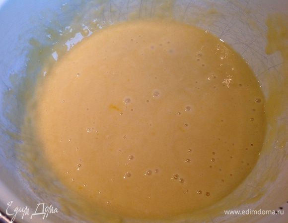 В глубокую миску просеять муку со щепоткой соли, добавить взбитые яйца, сахар и оставшийся ванильный сахар.