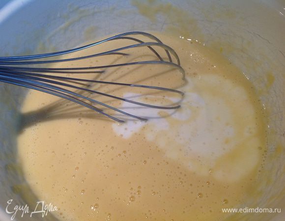 Вливая тонкой струйкой молоко, перемешать до получения однородного теста. 