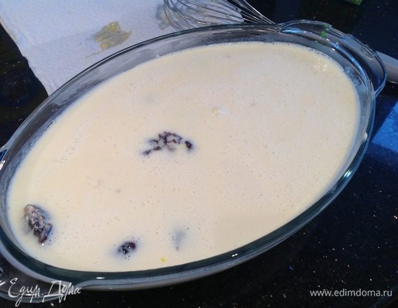 Чернослив отжать и добавить в тесто. Форму для запекания смазать сливочным маслом. Влить в форму тесто и выпекать 40 минут.