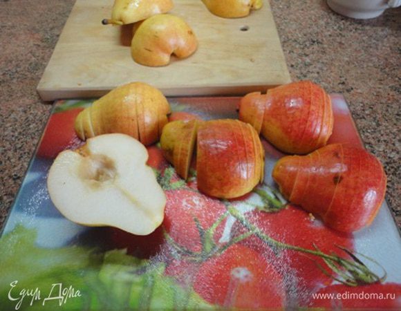 Воду с лимонным соком поставить в морозильную камеру на 15 минут.
Муку смешать с солью и  половиной чайной ложечки сахара и просеять. Очень холодное масло нарезать кубиками, добавить к тесту и быстро порубить  ножом на кусочки величиной с половинку горошины. Сделать углубление в муке, начать добавлять воду по одной столовой ложке, одновременно замешивая тесто. Все делать быстро. Много не месить, сформовать шар, обернуть пищевой пленкой и оставить в холодильнике минимум на 30 минут, лучше на несколько часов.
Груши разрезать на половинки, удалить серединку и нарезать каждую половинку поперек на тонкие ломтики, сохраняя форму половины груши. Шоколад порубить ножом.
