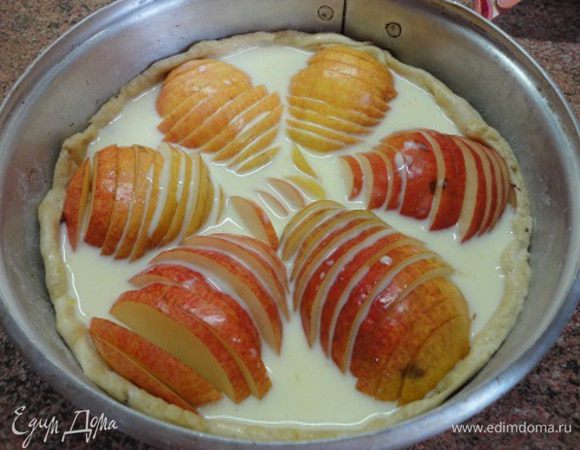 Уложить нарезанные половинки груши (узкой часть к центру) и залить яично-сливочной смесью.