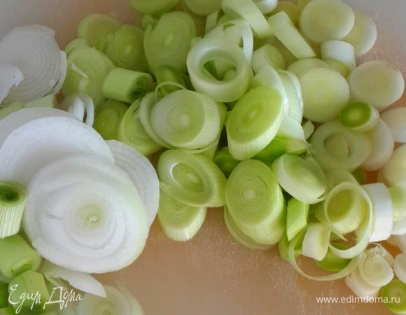 Режем лук кольцами.