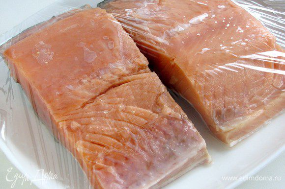 Нам понадобиться 4 филе лосося по 200 г. Филе вымыть, обсушить, выложить на блюдо и полить лимонным соком. Накрыть пленкой и оставить при комнатной температуре на 15 минут.