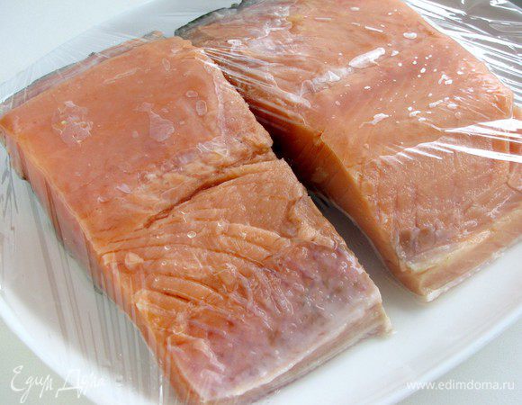 Нам понадобиться 4 филе лосося по 200 г. Филе вымыть, обсушить, выложить на блюдо и полить лимонным соком. Накрыть пленкой и оставить при комнатной температуре на 15 минут.