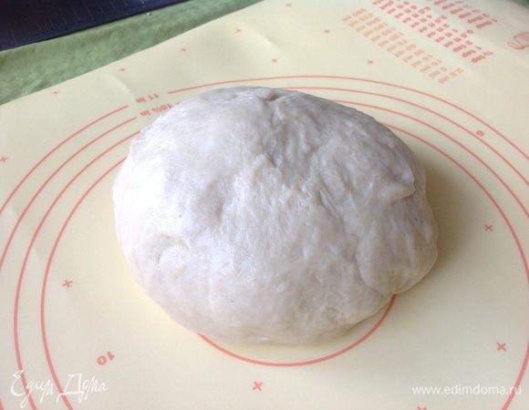 Затем добавляем муку ....замешиваем тесто и вымешиваем...тесто получается очень гладкое и нежное...присыпать мукой и поставить  в миске(закрыть полотенцем)в теплое место на 30-50 минут.
У меня подходит за 30 минут(увеличивается в два раза)/