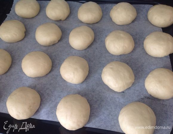 Тесто разделить на 18 частей. Я воспользовалась весами....что бы булочки вышли идеально одинаковые....у меня получилось в этот раз 19 булочек(кусочек теста весил 60 г)конечно я не вымеряла до грамма))),но старалась близко...)))
Сформировать колобки....шов должен быть в низу....оставить на растойку  на 30 минут.