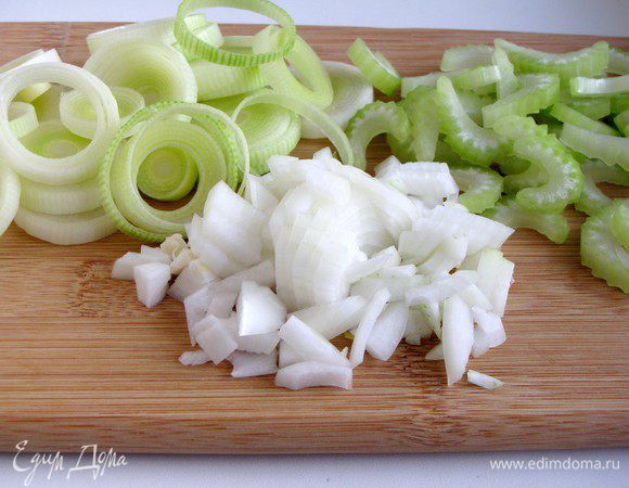 Лук порей нарезать кольцами, сельдерей ломтиками. Репчатый лук очистить и измельчить.
