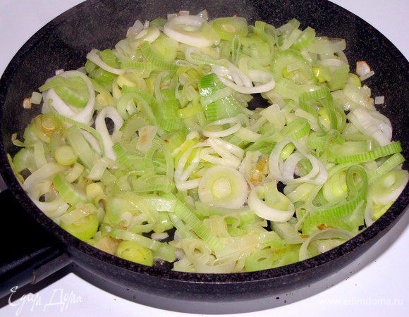 Разогреть в сковороде сливочное масло и на небольшом огне, помешивая, обжарить овощи 8 минут.