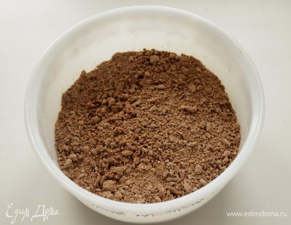 Измельчите все необходимые ингредиенты  пальцами до состояния крошки.