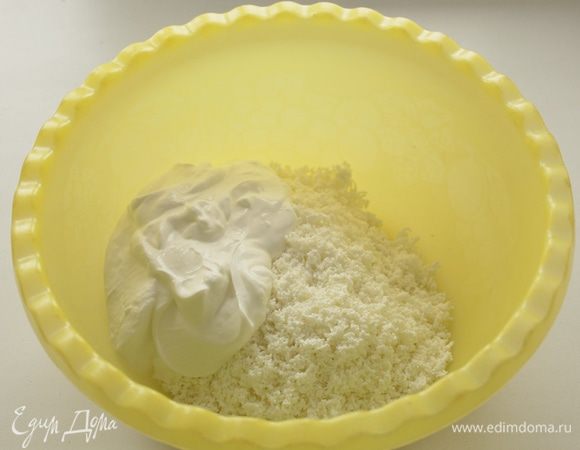 Творог протрите через сито,добавьте сметану, взбейте.