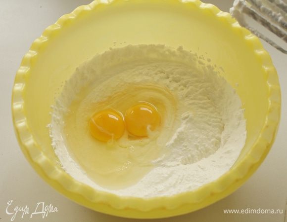 Добавьте яйца и снова взбейте. 