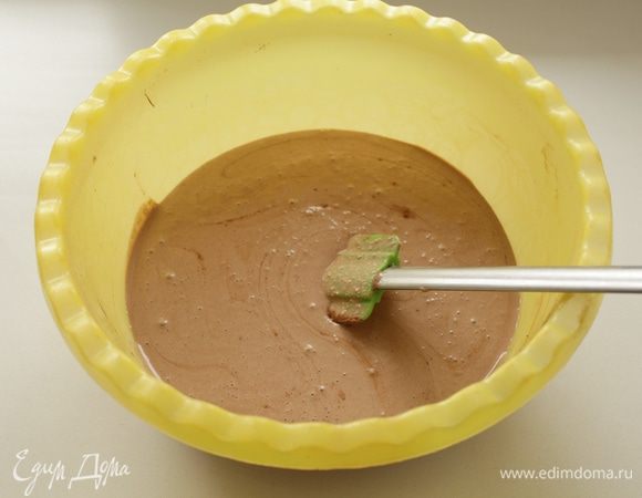 Подмешайте сахар, крахмал и какао. 