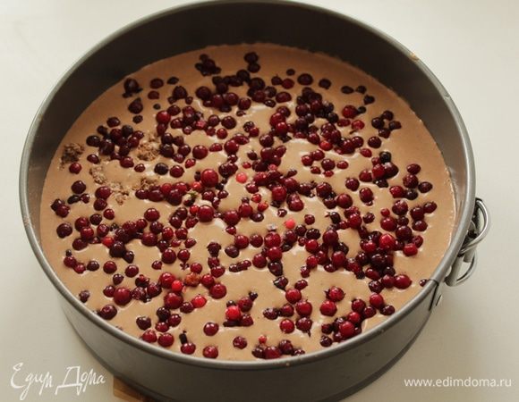 Вылейте на основу творожную массу, распределите по ней ягоду. 