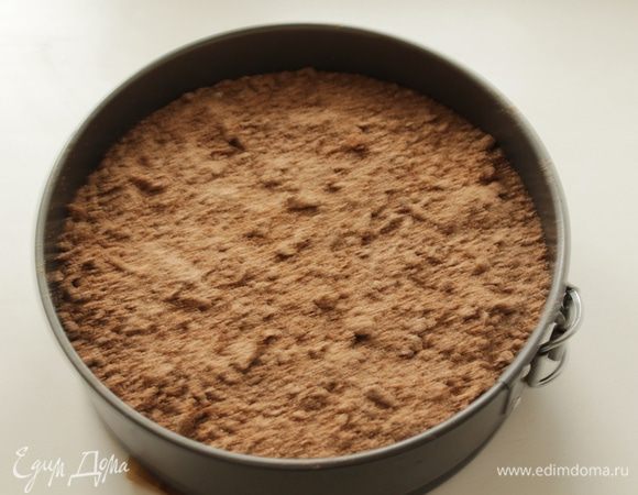 присыпьте оставшейся крошкой. Запекайте в духовке при 200С 40 минут. 